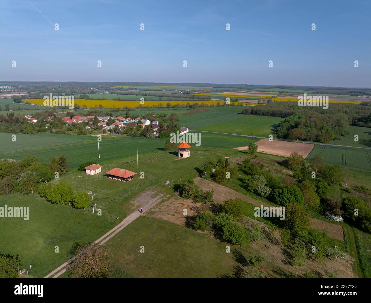 Aussichtsturm Istvan Hill in Bogote, Ungarn. Fantastischer Aussichtspunkt für Argriculture-Felder in Vas County Stockfoto