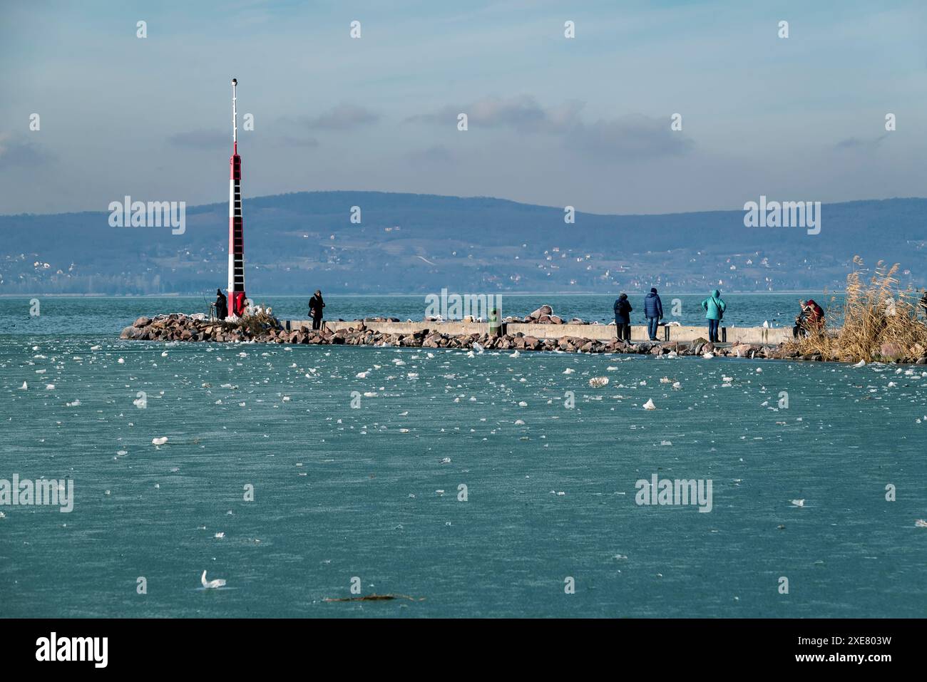 Winter am Balaton, Hugnary. Gebrochenes Eis, gefrorener See, kaltes Wetter und überall herrliche Aussichten. Stockfoto