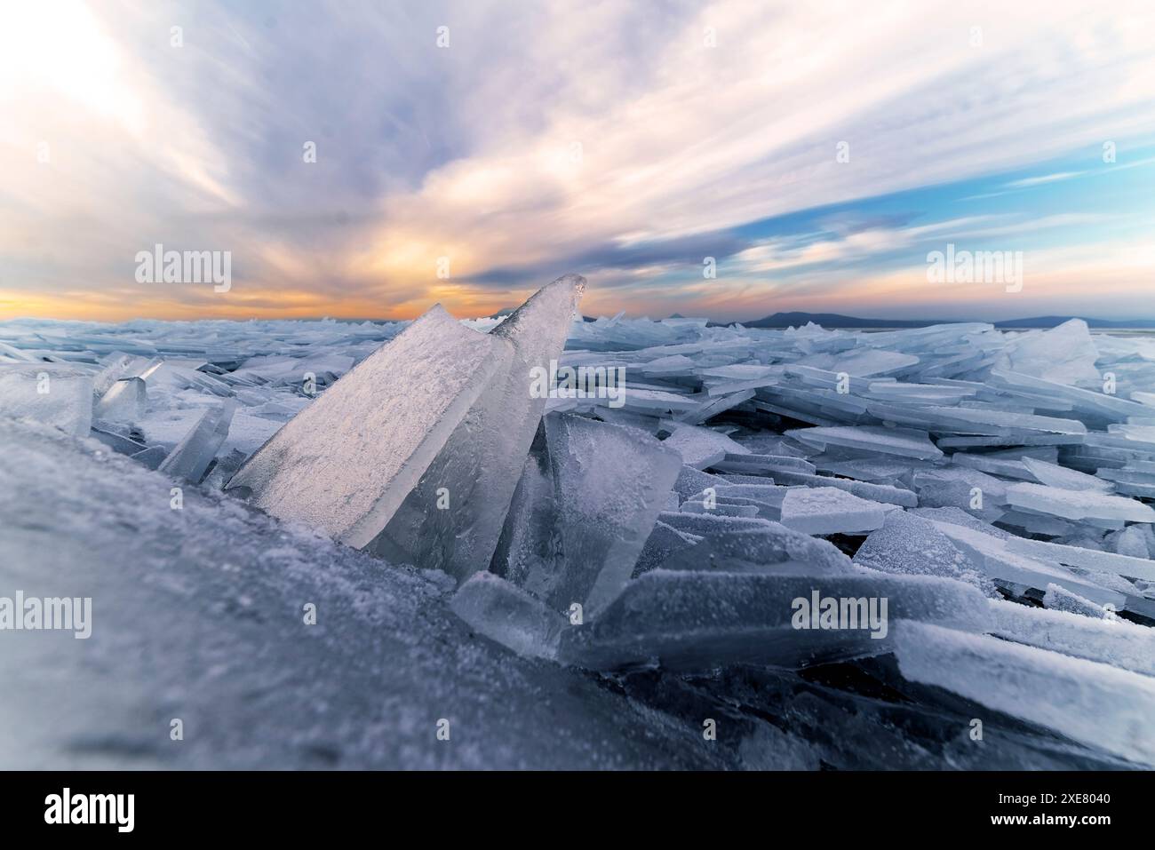 Winter am Balaton, Hugnary. Gebrochenes Eis, gefrorener See, kaltes Wetter und überall herrliche Aussichten. Stockfoto