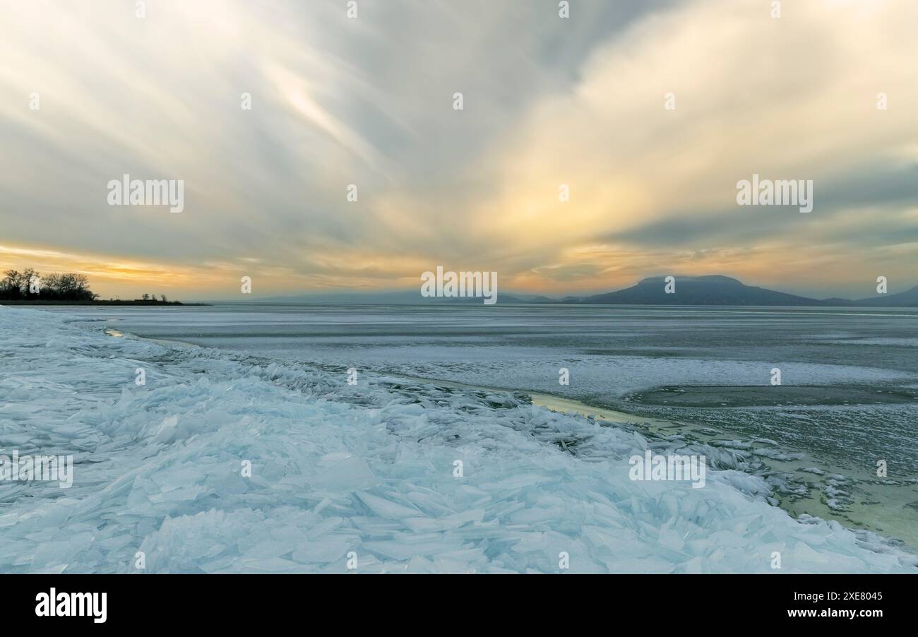 Winter am Balaton, Hugnary. Gebrochenes Eis, gefrorener See, kaltes Wetter und überall herrliche Aussichten. Stockfoto