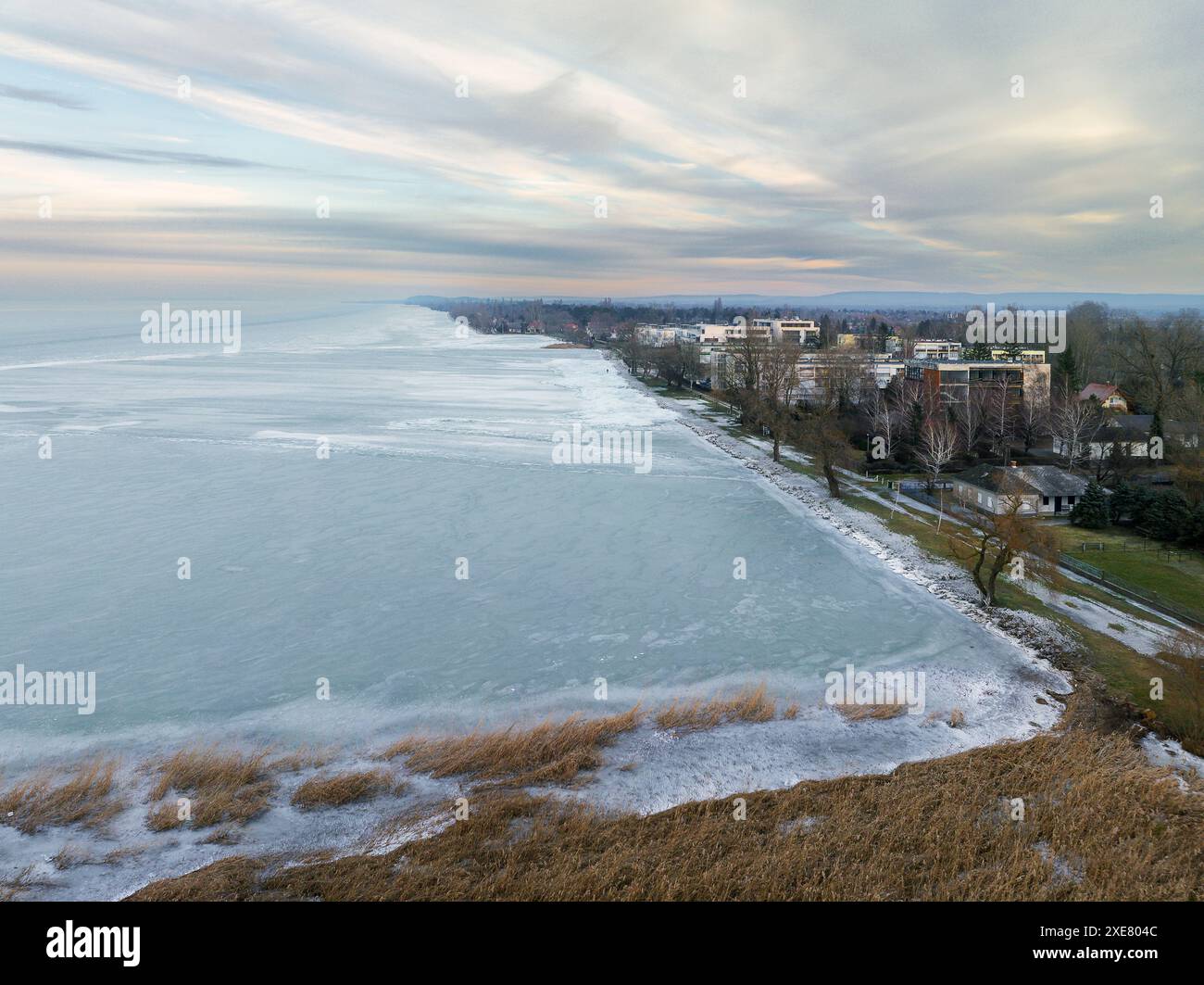 Winter am Balaton, Hugnary. Gebrochenes Eis, gefrorener See, kaltes Wetter und überall herrliche Aussichten. Stockfoto