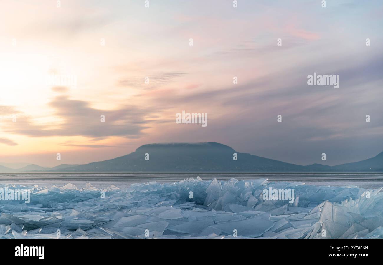 Winter am Balaton, Hugnary. Gebrochenes Eis, gefrorener See, kaltes Wetter und überall herrliche Aussichten. Stockfoto