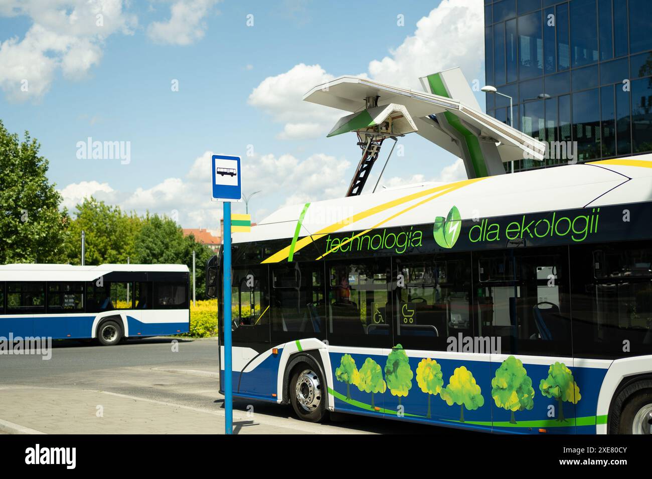 Ein Elektrobus parkt an einer leeren Bushaltestelle. Stockfoto