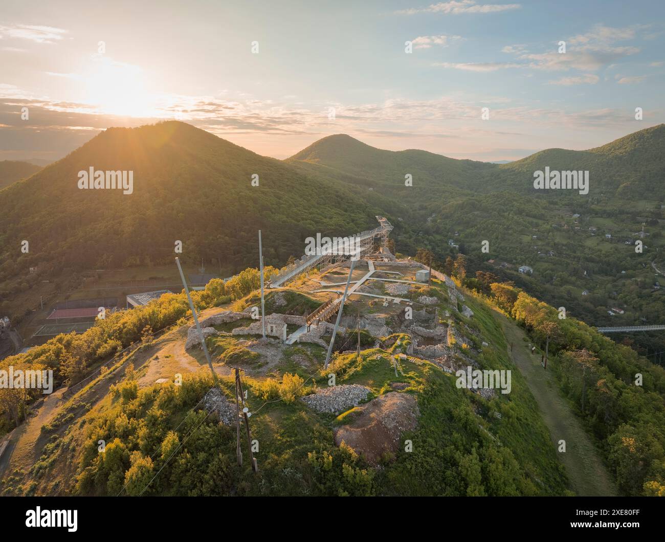 Aus der Vogelperspektive über die erneuerte touristische Attraktion in Ungarn Tokajer Region Zemplen. Der Name ist Fort von Storaljaujhely. Historisches Schloss Stockfoto