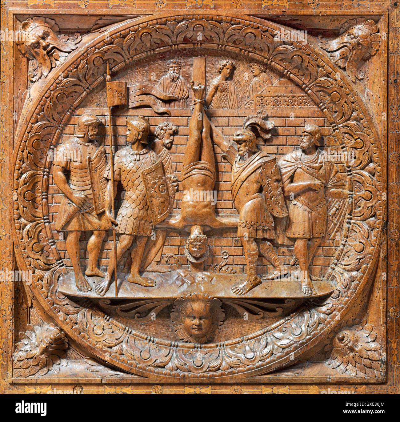 PERUGIA, ITALIEN - 18. MAI 2024: Das geschnitzte Relief der Kreuzigung von St. Peter in der Kirche Basilica di San Pietro Stockfoto