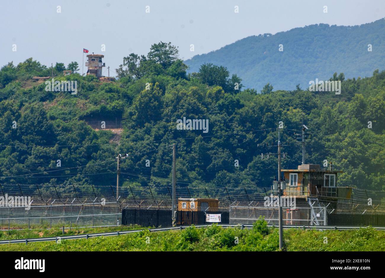 Ein nordkoreanischer Militärposten (oben) und ein südkoreanischer Posten (unten) sind von Paju aus in der Nähe der Grenze zu Nordkorea zu sehen. Nordkorea startete am 26. Juni eine ballistische Rakete in Richtung Ostsee, aber die Rakete explodierte in der Luft, sagte das südkoreanische Militär, unter der Möglichkeit, dass der Norden eine Hyperschallrakete hätte abfeuern können. Stockfoto