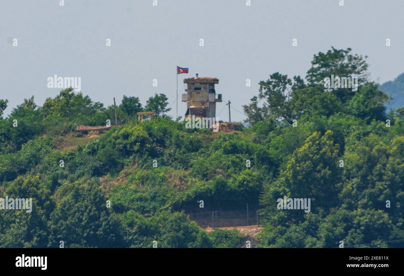 Ein nordkoreanischer Wachposten, gesehen von Paju, nahe der Grenze zu Nordkorea. Nordkorea startete am 26. Juni eine ballistische Rakete in Richtung Ostsee, aber die Rakete explodierte in der Luft, sagte das südkoreanische Militär, unter der Möglichkeit, dass der Norden eine Hyperschallrakete hätte abfeuern können. Stockfoto