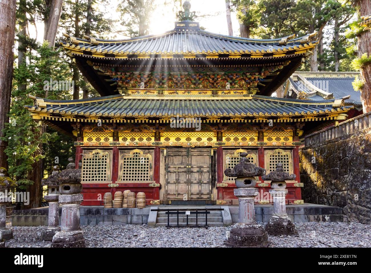 Sonnenuntergang. Japan. Kunstvoller Tempel mit vergoldetem Dach. Der Tempel und Schrein von Nikko Tosho-gu ist dem Shogun Tokugawa Ieyasu gewidmet. Gebäudekomplex Bu Stockfoto