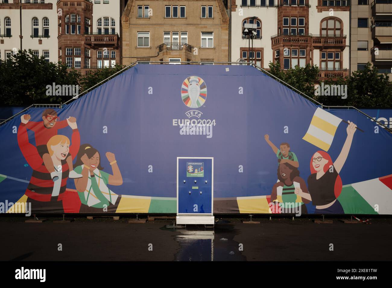 Düsseldorf - 25. JUNI 2024: Zeichen und Logo der UEFA Euro 2024 Deutschland im Hintergrund bei Fan Zone Public Viewing Rheinufer während der EURO 2024. Stockfoto