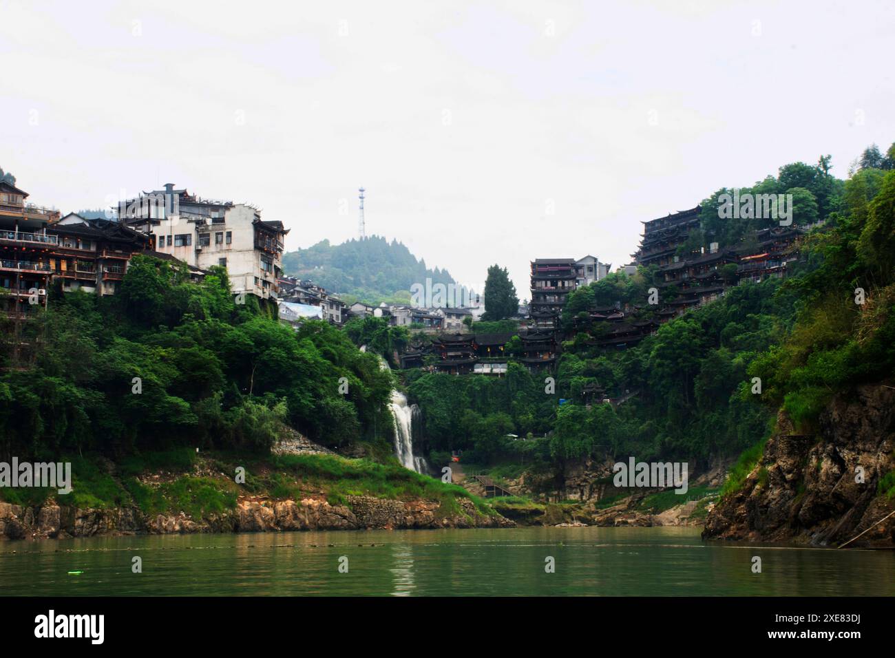 Historische Gebäude in der Stadtlandschaft oder historische historische Architektur der antiken Stadt Furong Zhen Tujia und Wasserfälle am Fluss Youshui für chinesen Stockfoto