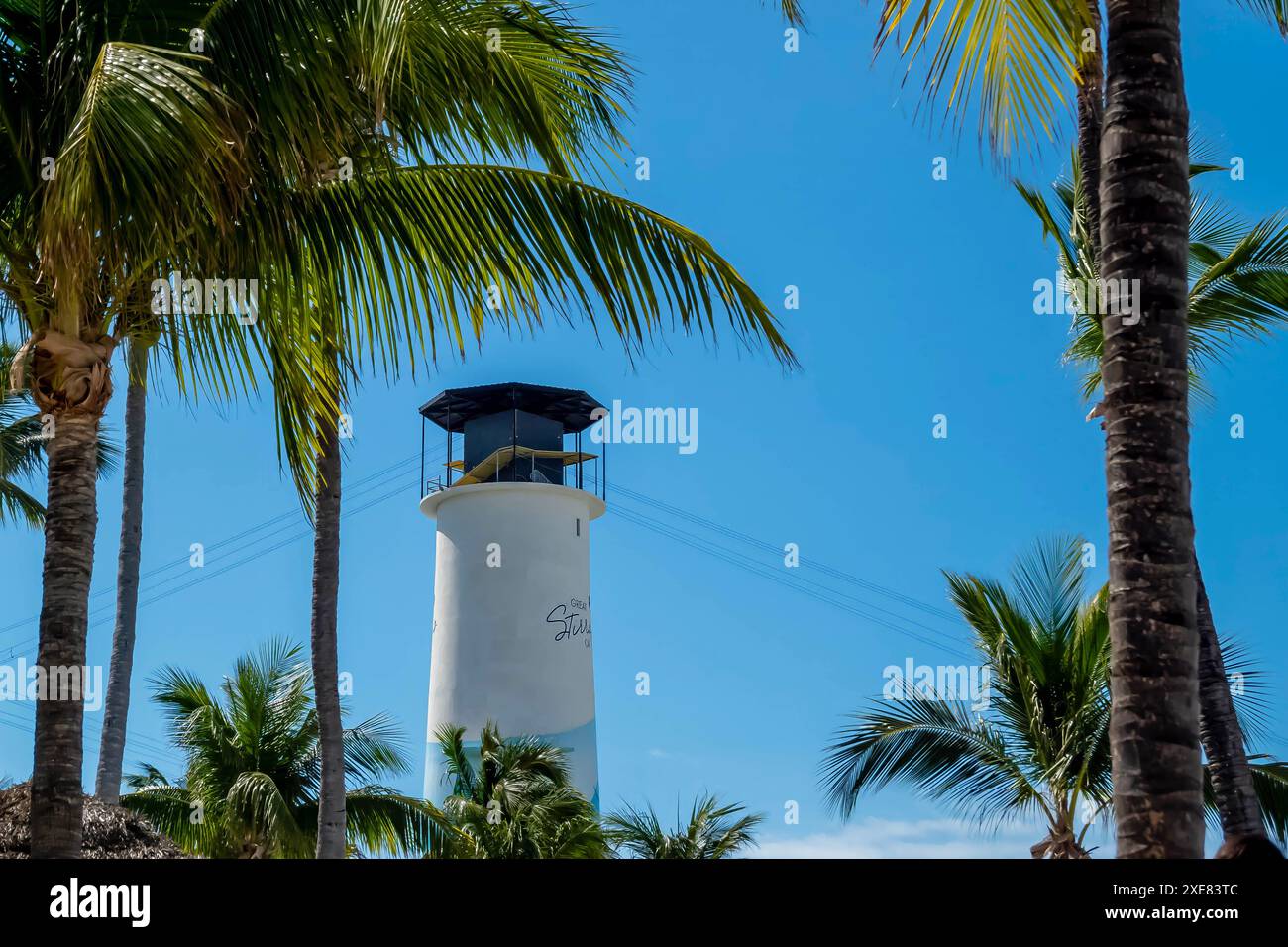 Gelassenheit beleuchtet: Great Stirrup Cay's Lighthouse auf den Bahamas, Ein Küstenwunder an einem perfekten Tag Stockfoto