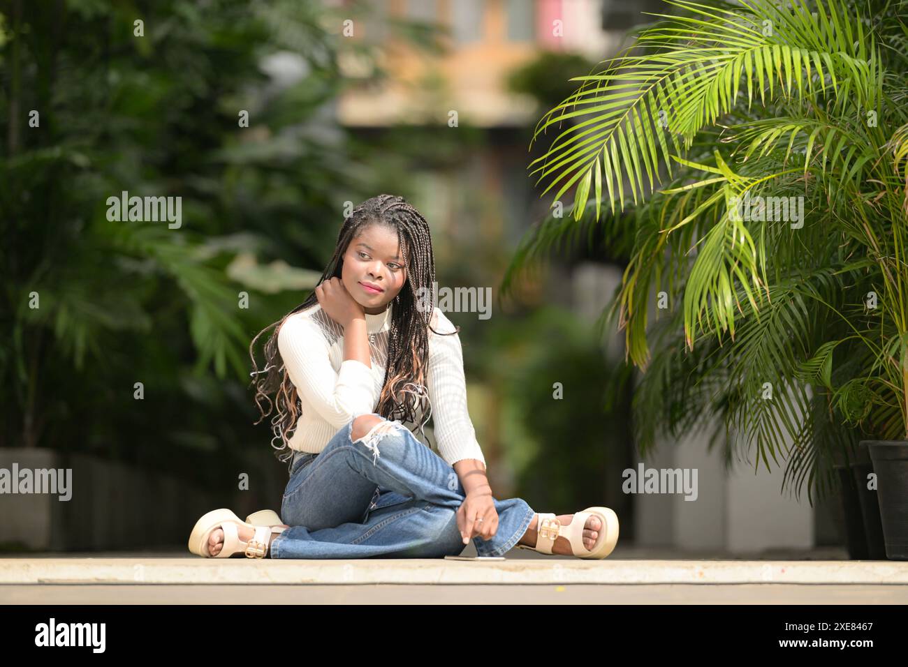 Eine junge Frau mit seiner Frisur und der Atmosphäre, in der Gemeinschaft zu leben. Stockfoto