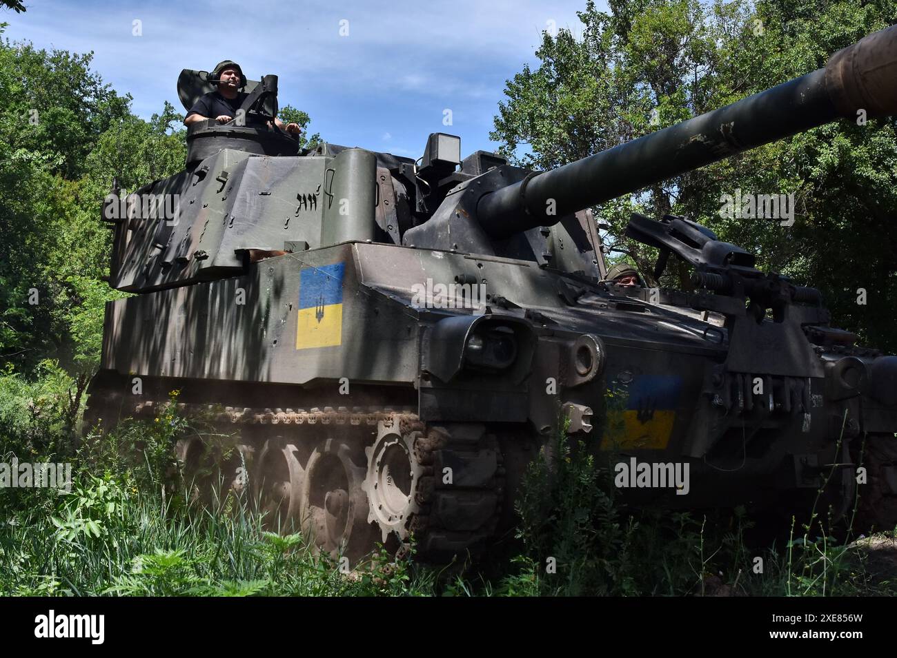 Orichhiv, Ukraine. Juni 2024. Die ukrainische Besatzung der selbstfahrenden 155-mm-Haubitze M109 Paladin der 118. Separaten Mechanisierten Brigade fährt eine Haubitze nahe der Frontlinie in der Region Zaporischschschhia. Die USA kündigen den Beginn einer neuen Offensive der russischen Armee an. Nach Angaben des American Institute for the Study of war zeichnet es derzeit alle Anzeichen auf, dass Russland eine neue großangelegte Sommeroffensive auf dem Territorium der Ukraine startet. Quelle: SOPA Images Limited/Alamy Live News Stockfoto