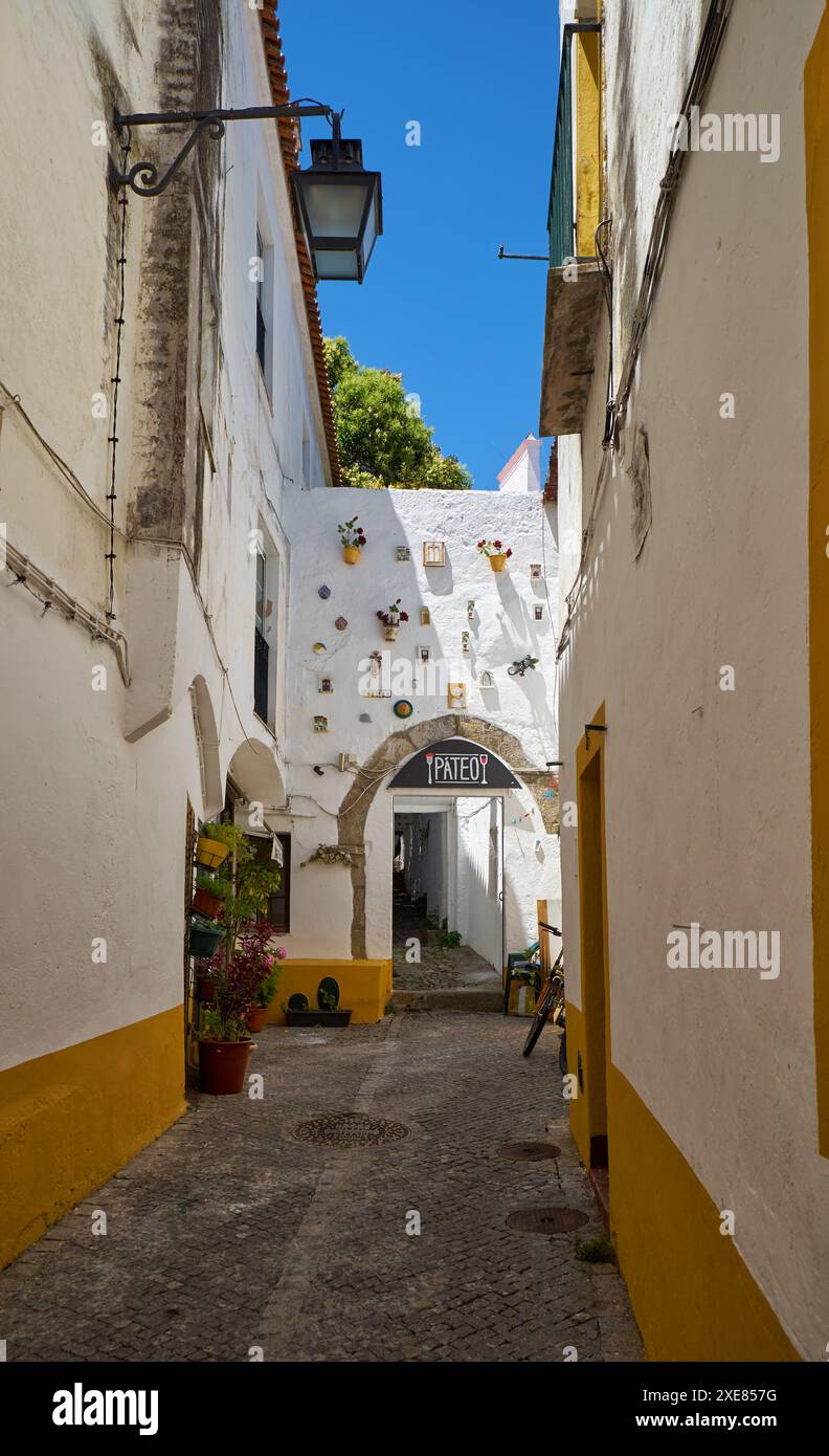 Das Patio Restaurant in der gemütlichen engen Straße von Evora. Portugal Stockfoto