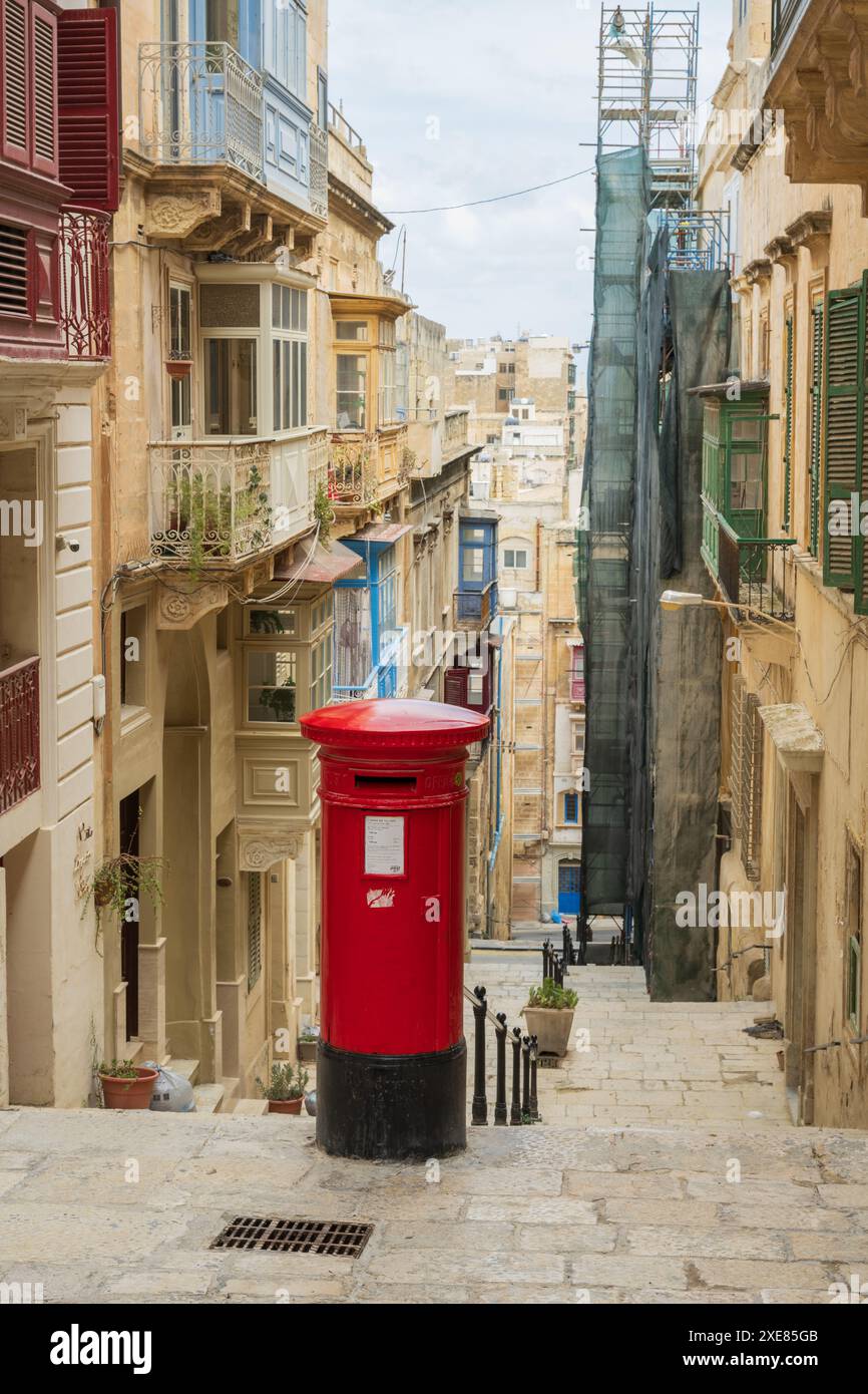Valleta, Malta 7. September 2023 Rote malta-Pfostenbox isoliert oben auf einer Steintreppe Stockfoto