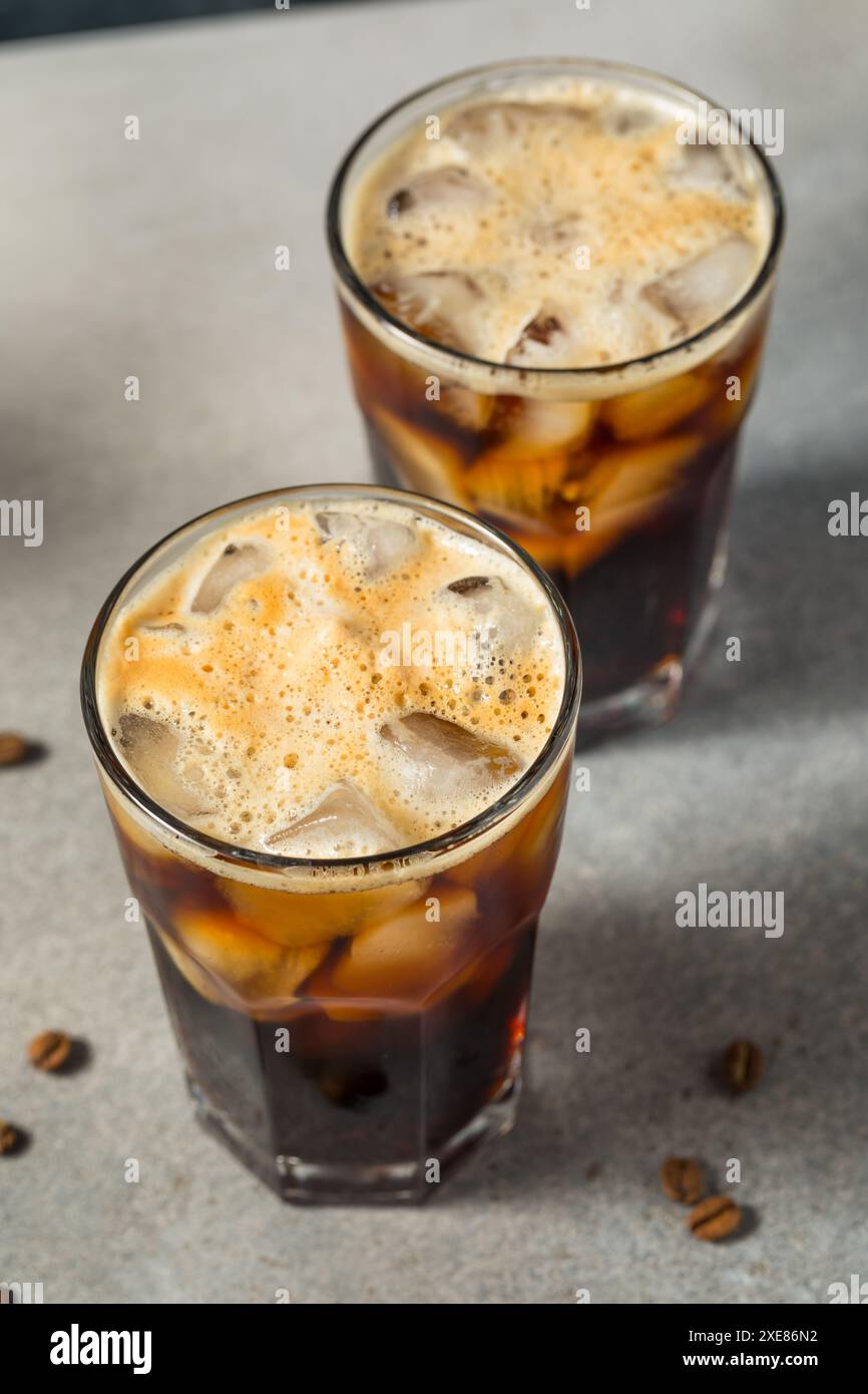 Kalter, eisiger Americano-Kaffee in einem Glas mit Eis Stockfoto