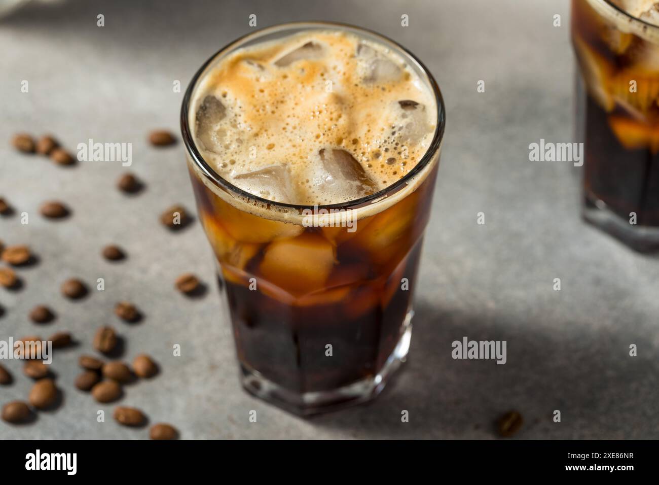 Kalter, eisiger Americano-Kaffee in einem Glas mit Eis Stockfoto