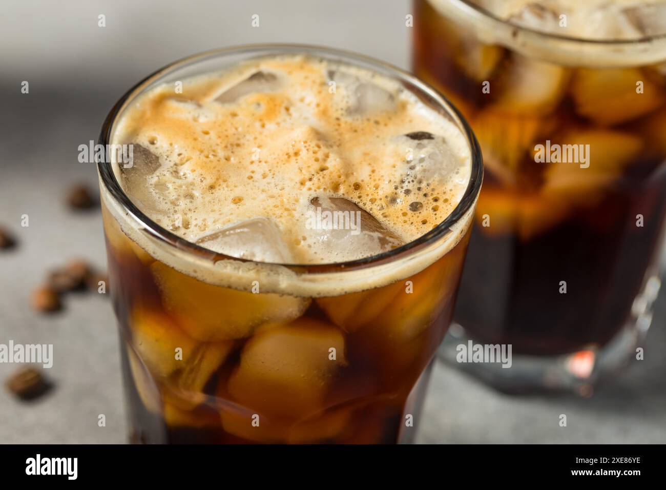 Kalter, eisiger Americano-Kaffee in einem Glas mit Eis Stockfoto