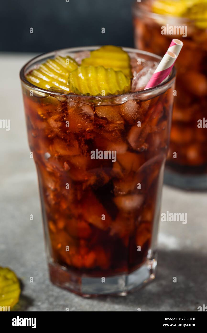 Alkoholfreies Getränk Cola mit Gurken und Eis im Glas Stockfoto