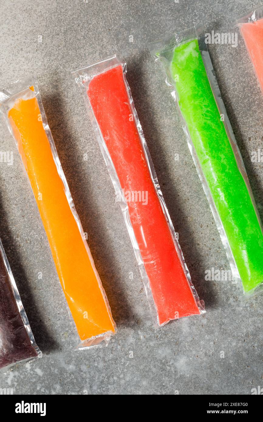 Bunte Süßes Gefrierfach Pop Popsicles mit Wassermelone Lime und Kirsche Stockfoto