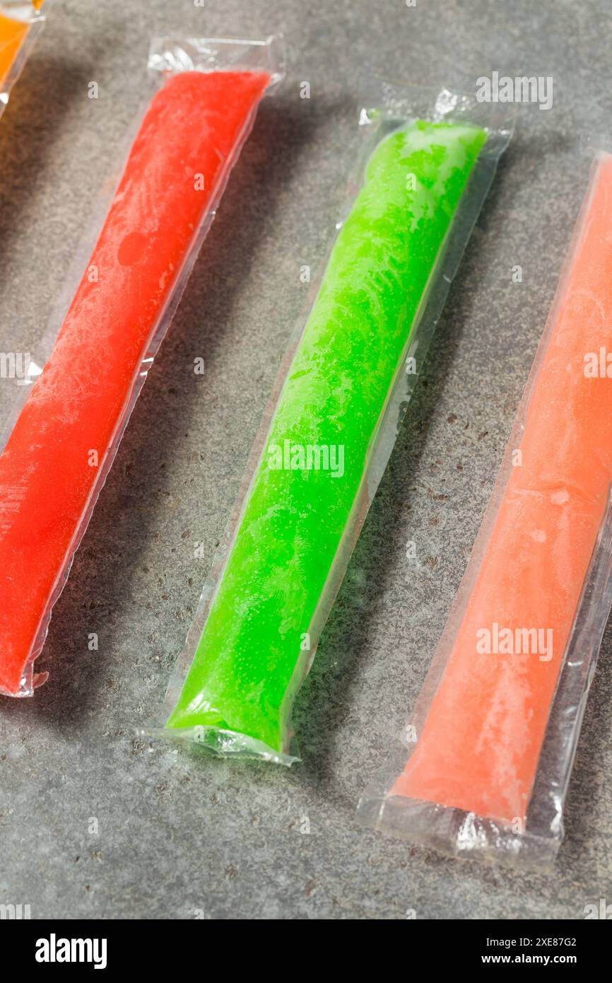 Bunte Süßes Gefrierfach Pop Popsicles mit Wassermelone Lime und Kirsche Stockfoto
