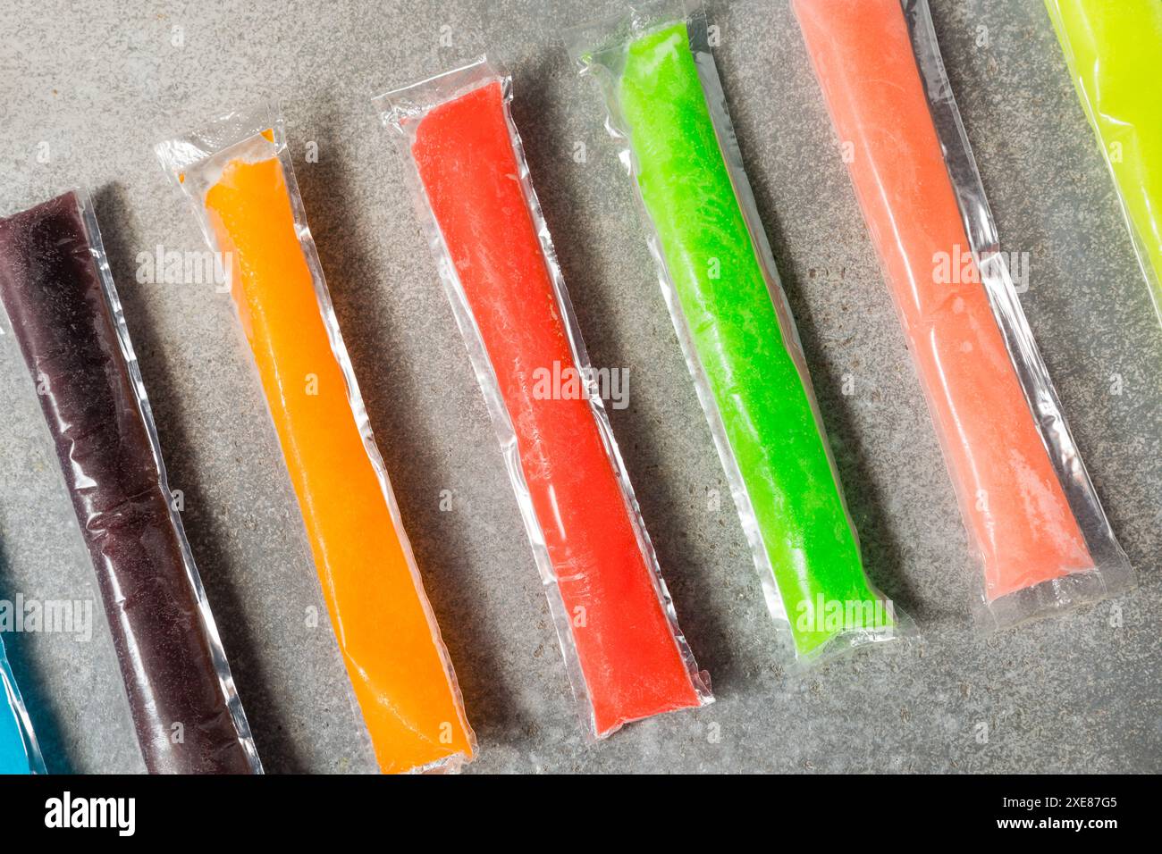Bunte Süßes Gefrierfach Pop Popsicles mit Wassermelone Lime und Kirsche Stockfoto