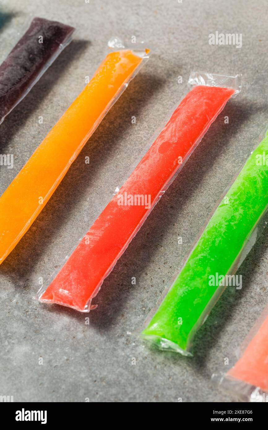 Bunte Süßes Gefrierfach Pop Popsicles mit Wassermelone Lime und Kirsche Stockfoto