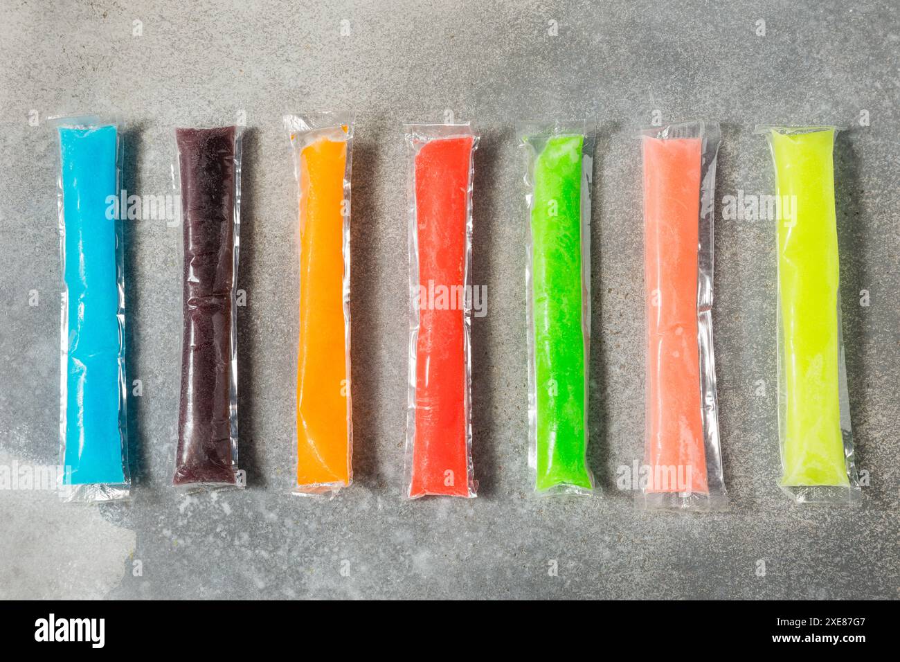 Bunte Süßes Gefrierfach Pop Popsicles mit Wassermelone Lime und Kirsche Stockfoto