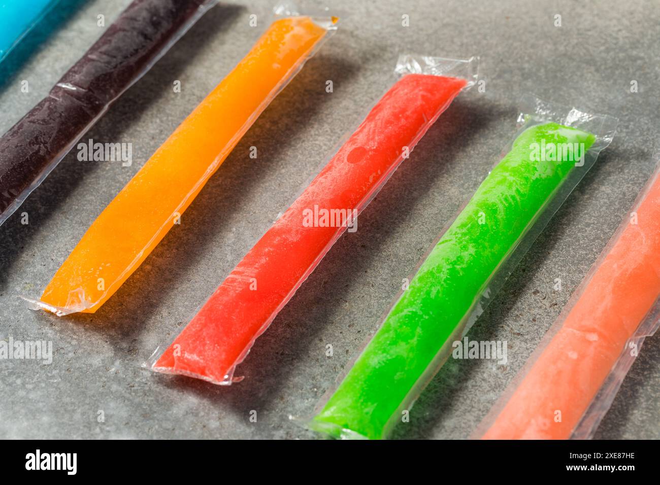 Bunte Süßes Gefrierfach Pop Popsicles mit Wassermelone Lime und Kirsche Stockfoto