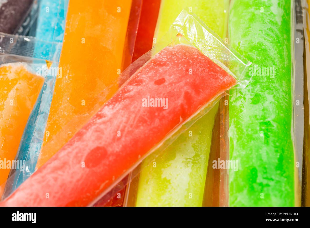 Bunte Süßes Gefrierfach Pop Popsicles mit Wassermelone Lime und Kirsche Stockfoto