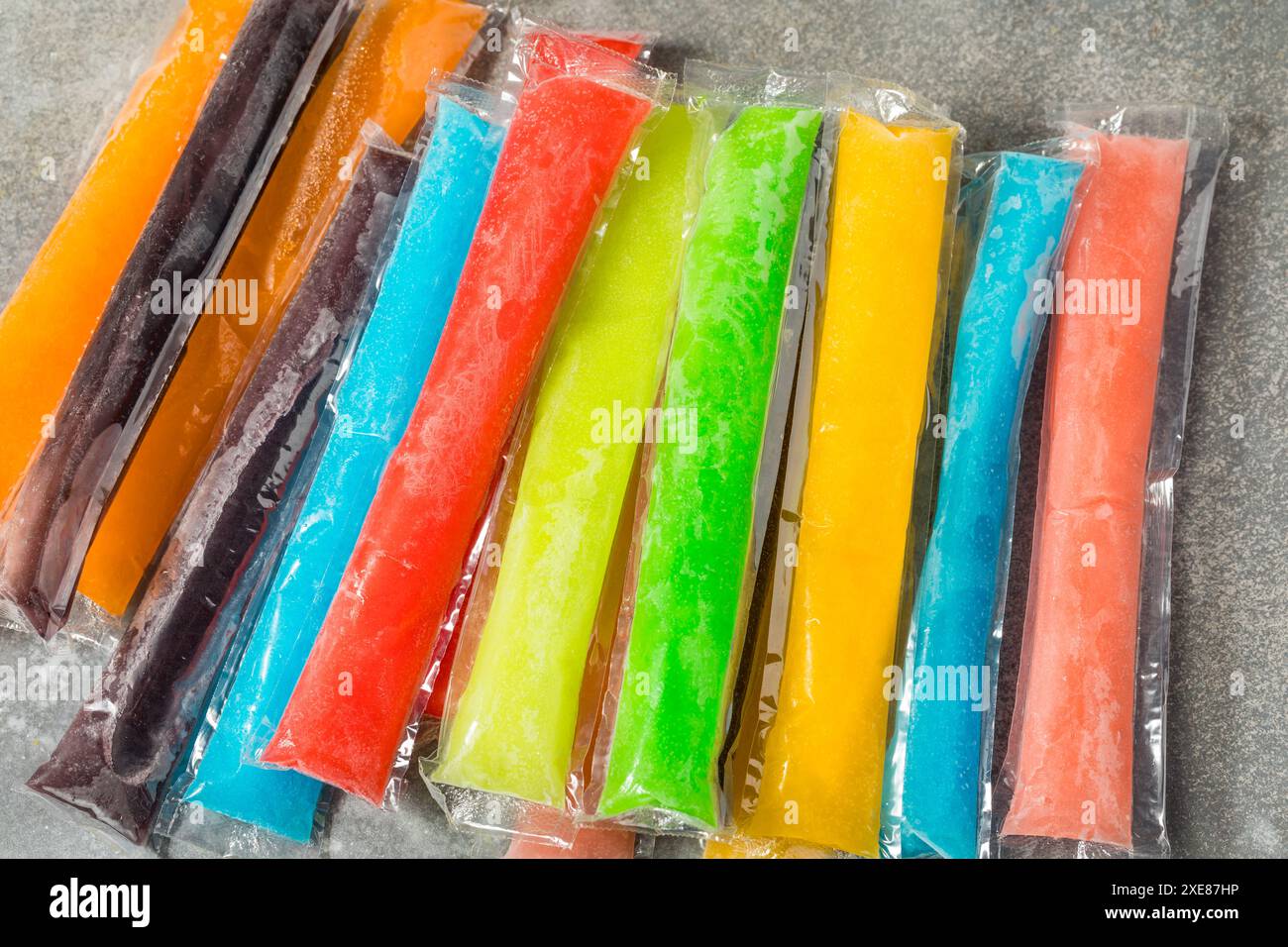 Bunte Süßes Gefrierfach Pop Popsicles mit Wassermelone Lime und Kirsche Stockfoto