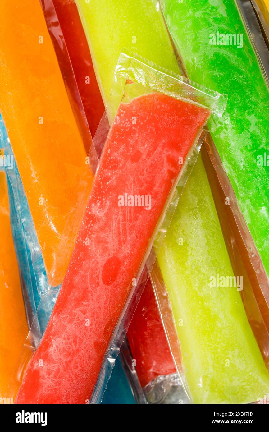 Bunte Süßes Gefrierfach Pop Popsicles mit Wassermelone Lime und Kirsche Stockfoto