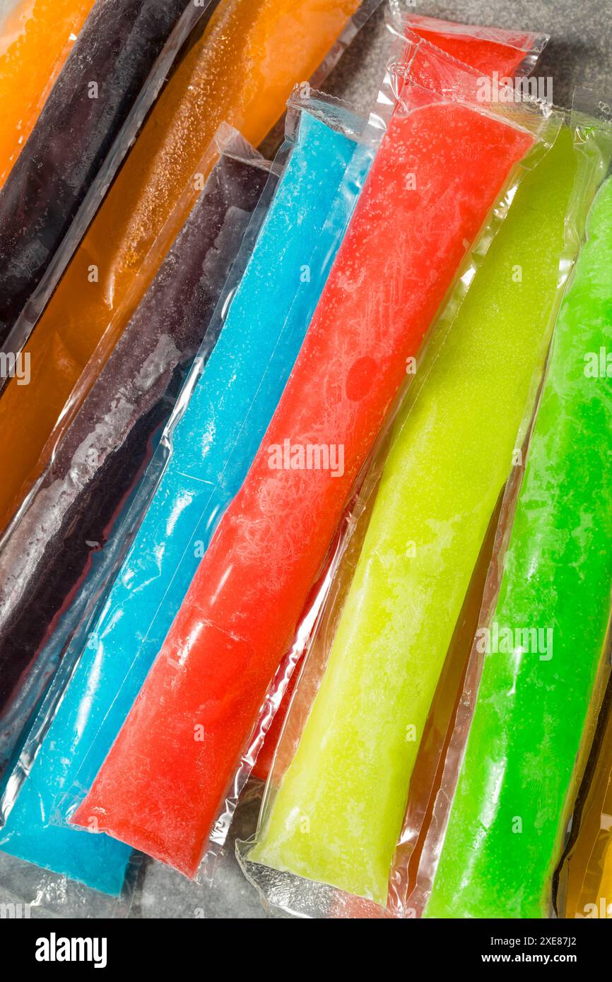 Bunte Süßes Gefrierfach Pop Popsicles mit Wassermelone Lime und Kirsche Stockfoto