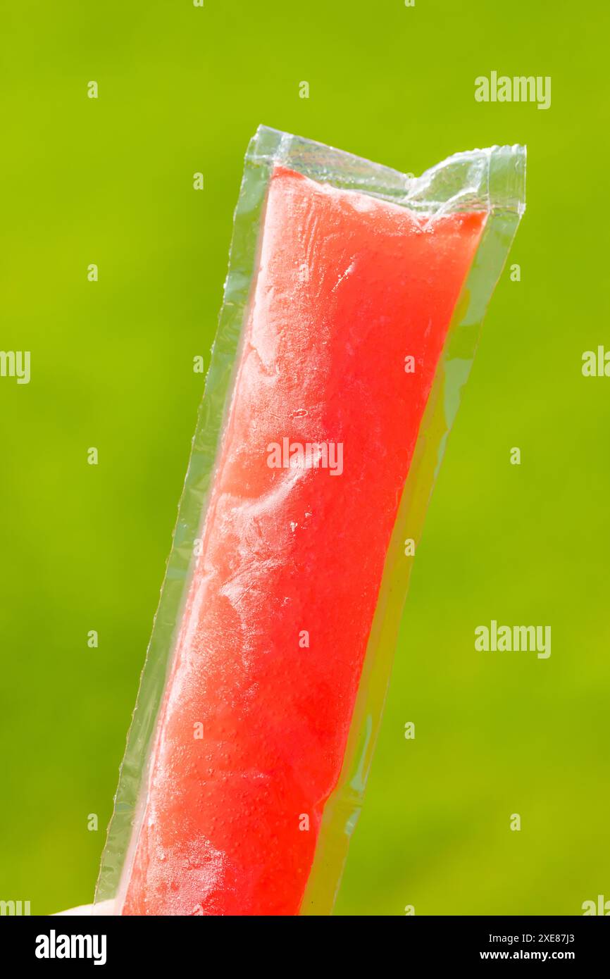 Bunte Süßes Gefrierfach Pop Popsicles mit Wassermelone Lime und Kirsche Stockfoto