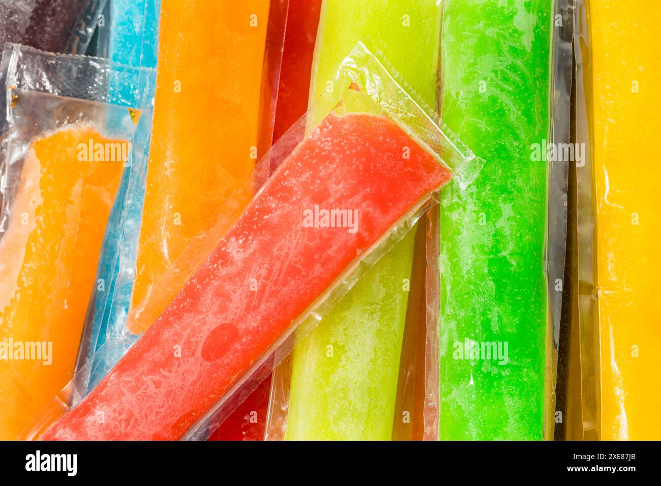 Bunte Süßes Gefrierfach Pop Popsicles mit Wassermelone Lime und Kirsche Stockfoto