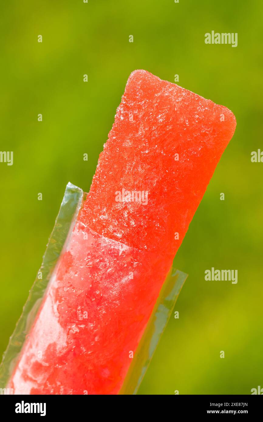 Bunte Süßes Gefrierfach Pop Popsicles mit Wassermelone Lime und Kirsche Stockfoto