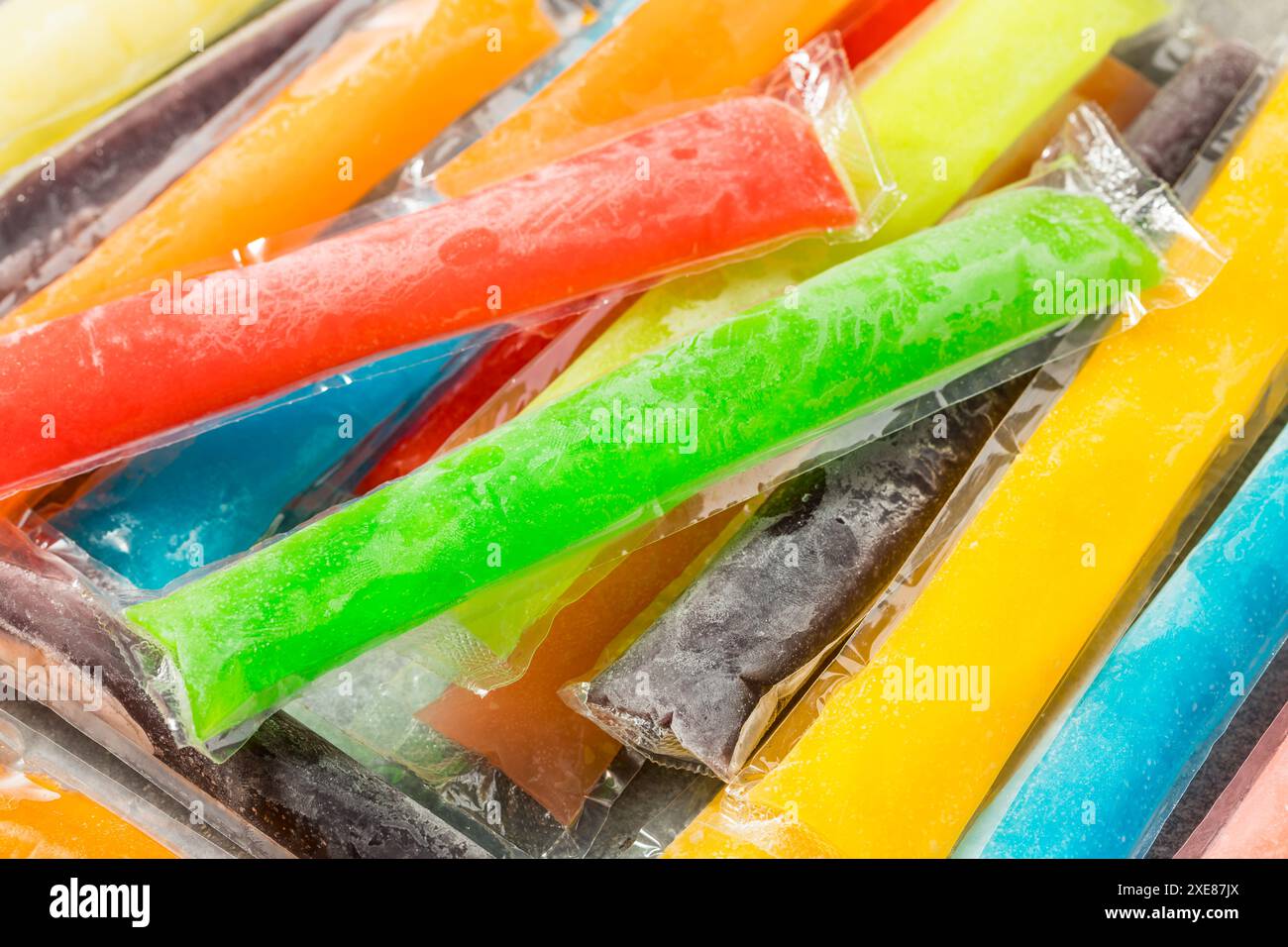Bunte Süßes Gefrierfach Pop Popsicles mit Wassermelone Lime und Kirsche Stockfoto