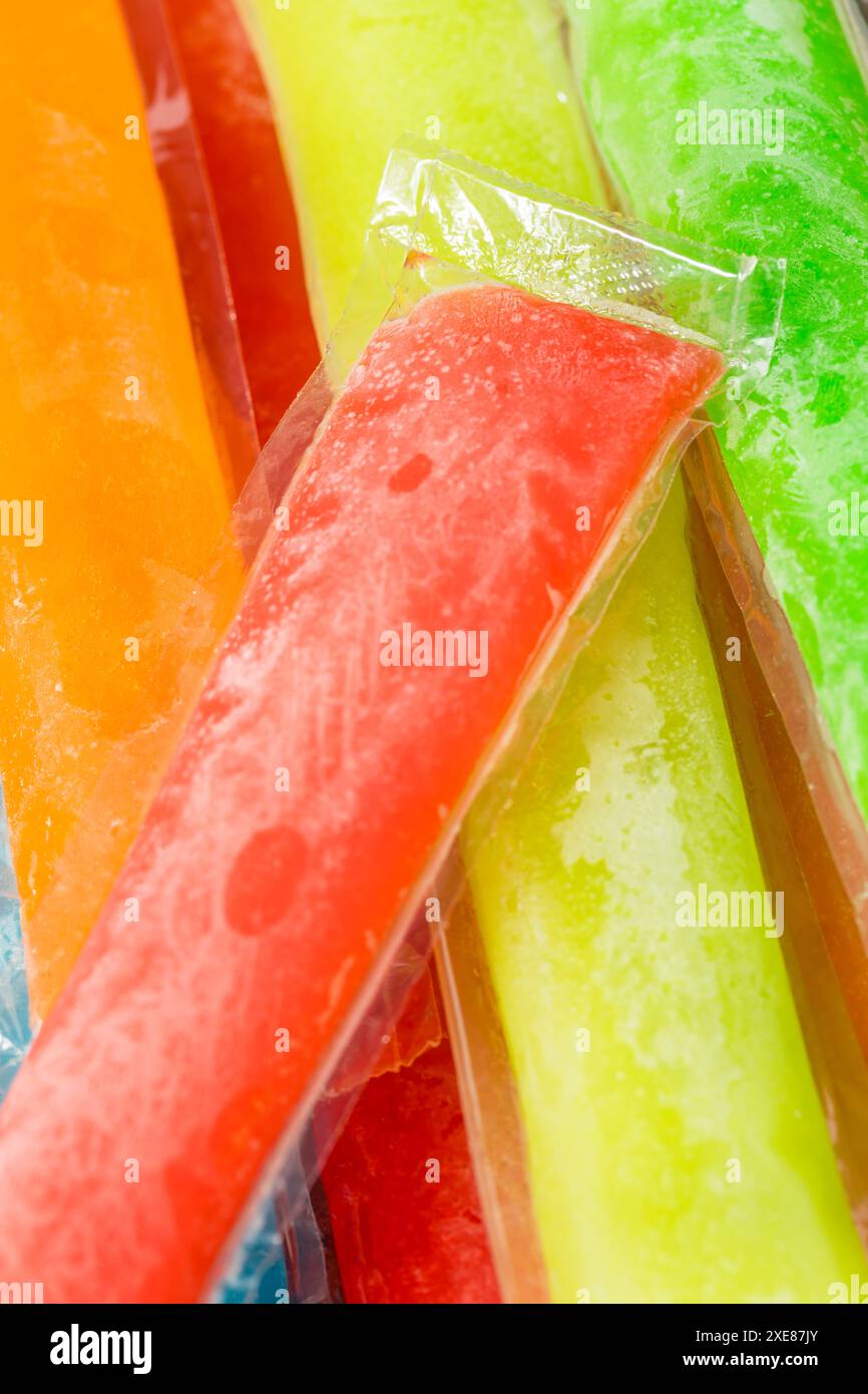 Bunte Süßes Gefrierfach Pop Popsicles mit Wassermelone Lime und Kirsche Stockfoto
