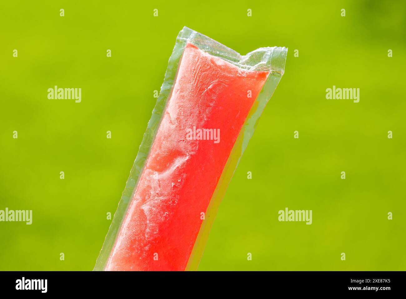 Bunte Süßes Gefrierfach Pop Popsicles mit Wassermelone Lime und Kirsche Stockfoto