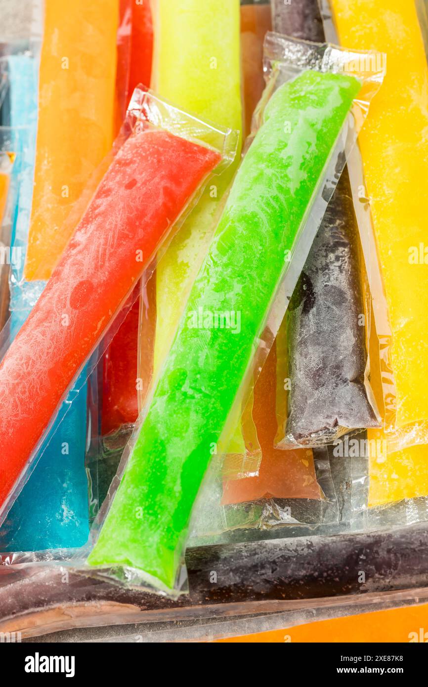 Bunte Süßes Gefrierfach Pop Popsicles mit Wassermelone Lime und Kirsche Stockfoto