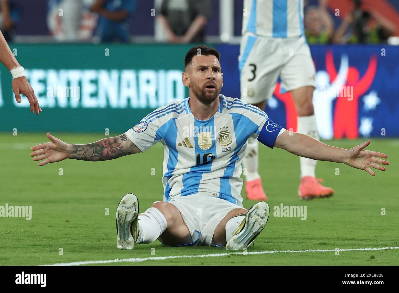 Der argentinische Stürmer Lionel Messi (C) gibt beim Gruppenspiel Copa ...