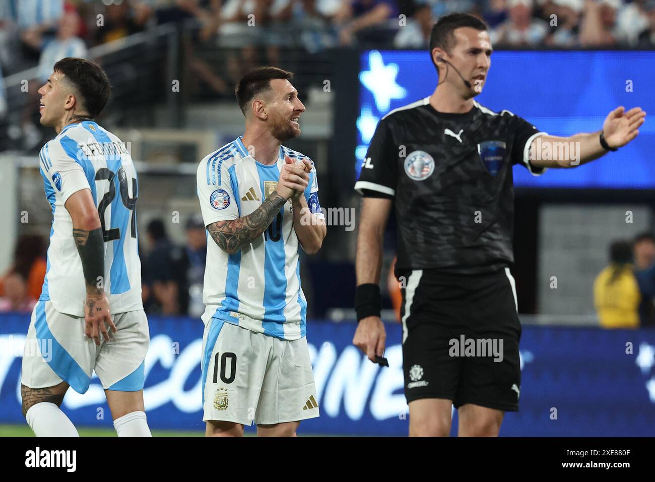 Der argentinische Stürmer Lionel Messi (C) gibt beim Gruppenspiel Copa ...