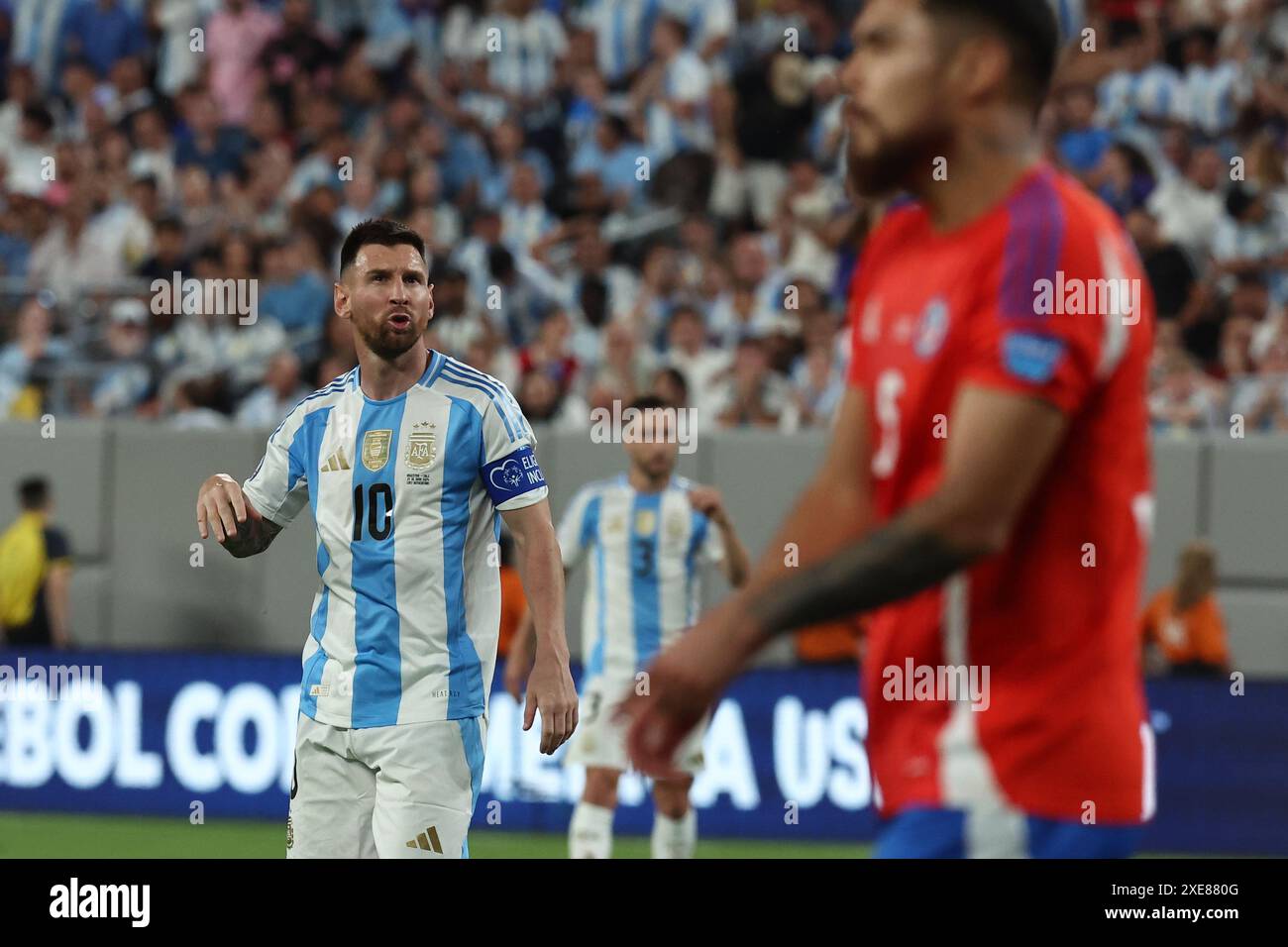Der argentinische Stürmer Lionel Messi (L) gibt beim Gruppenspiel Copa ...