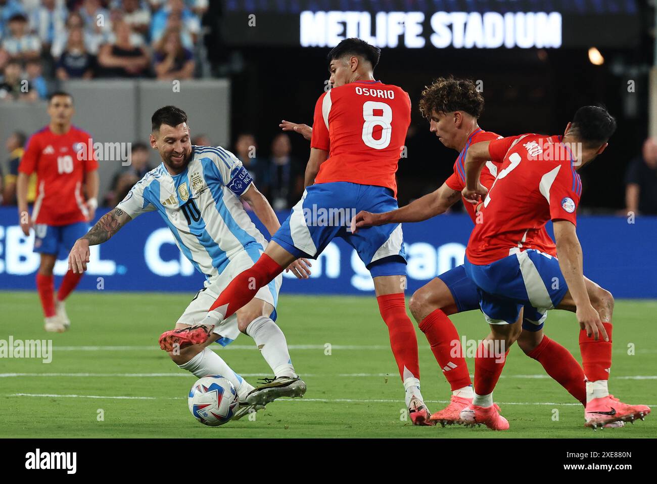 Der argentinische Stürmer Lionel Messi (L) wetteiferte am 25. Juni 2024 ...