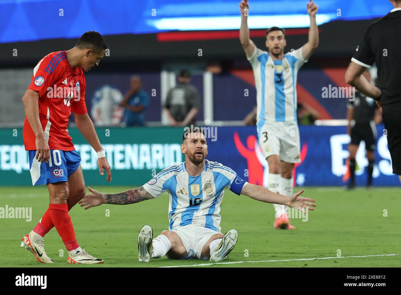 Der argentinische Stürmer Lionel Messi (C) gibt beim Gruppenspiel Copa ...