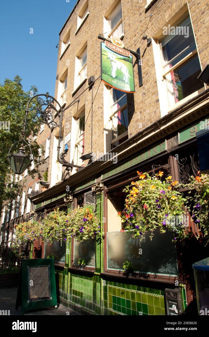 The Lamb, Lamb's Conduit Street, Bloomsbury, London - Lamb hat eine Wasserleitung entlang dieser Straße gebaut. Die Bloomsbury Group hat sich in diesem Pub getroffen Stockfoto