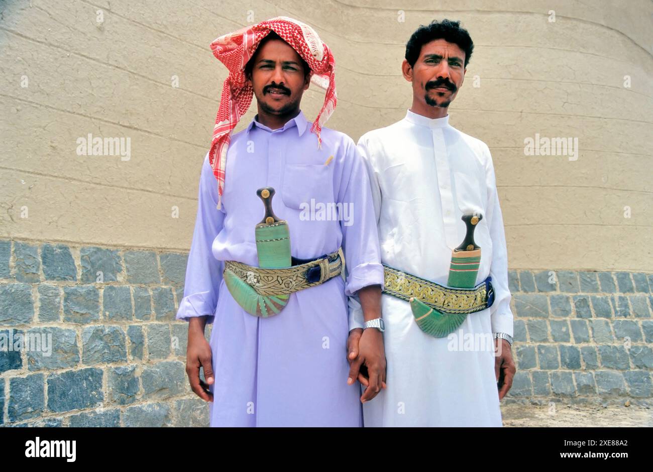 SANA'A, JEMEN - 23. APRIL 2011: Zwei Männer auf der Straße, jeder trägt ein Djambia das Djambia ist ein traditionelles Messer, das jemenitische Männer typischerweise über dem Alter tragen Stockfoto