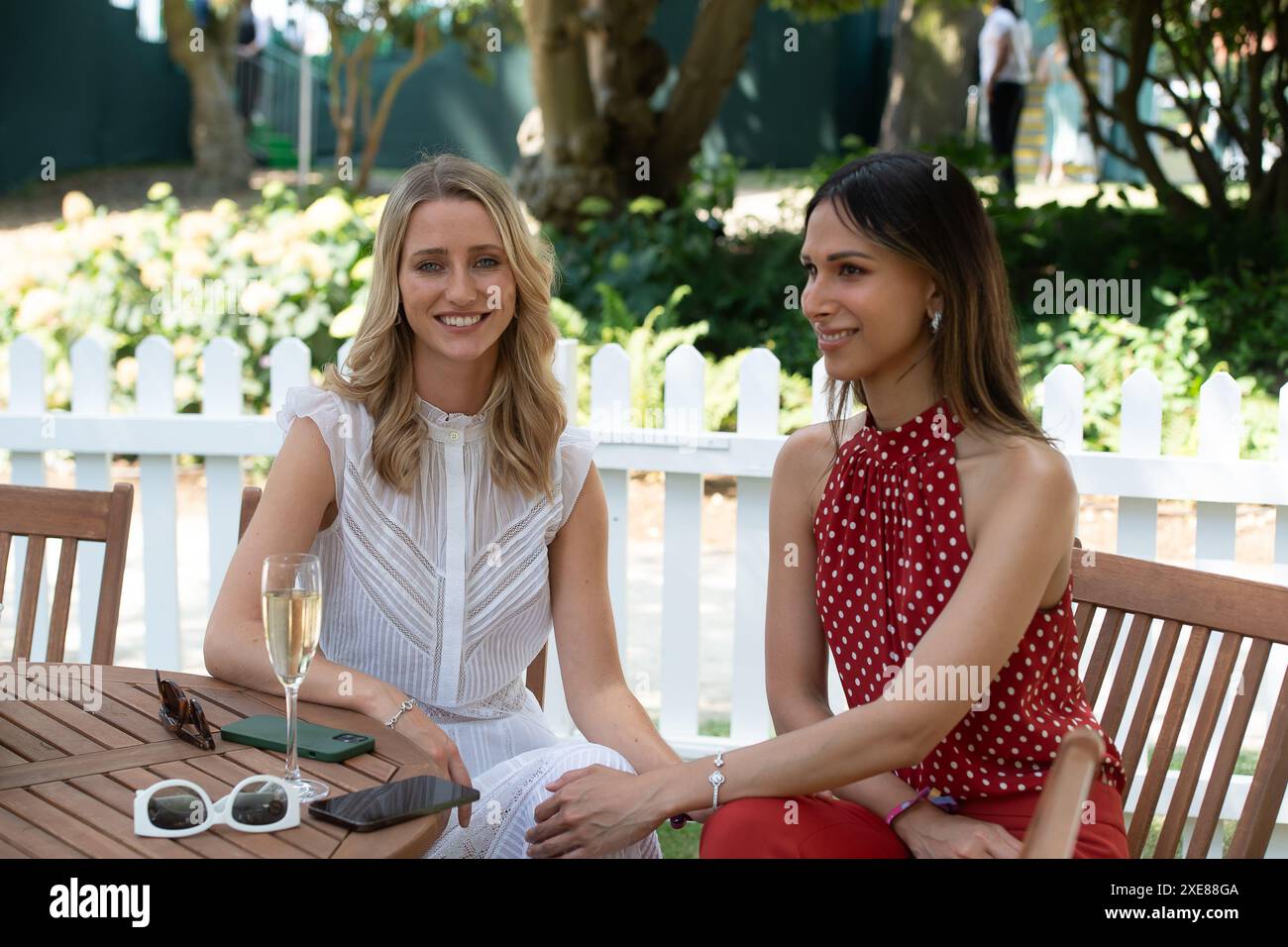 Stoke Poges, Großbritannien. Juni 2024. Flora Gibbs, TV-Moderatorin und Isabella Poppius, Model und Moderatorin beim Boodles Tennis im Stoke Park in Stoke Poges, Buckinghamshire. Quelle: Maureen McLean/Alamy Live News Stockfoto