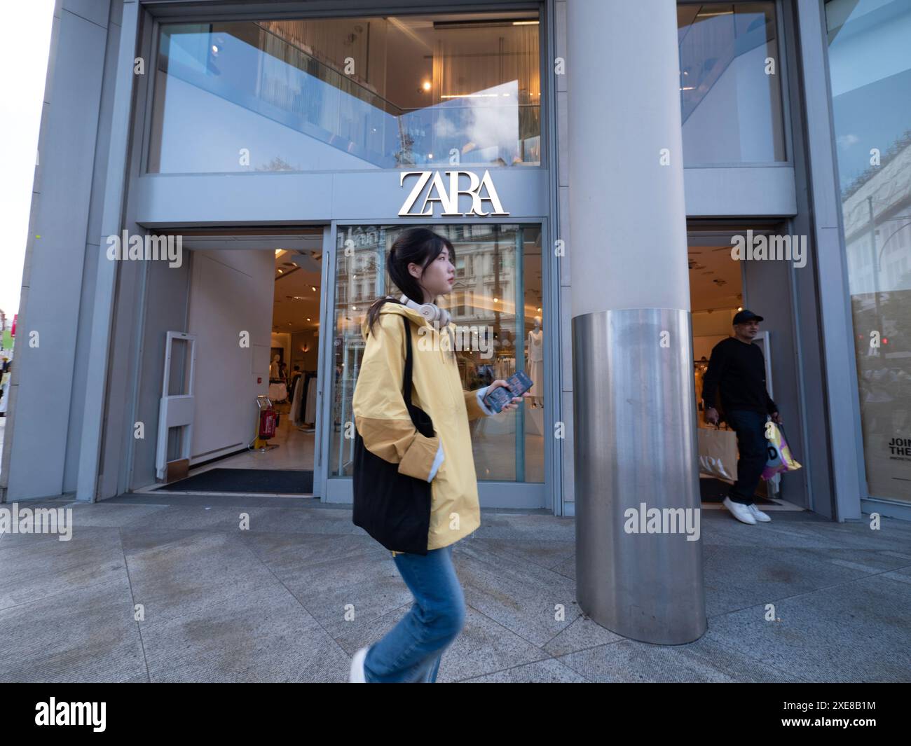 Zara Bekleidungs- und Modegeschäft in Oxford Street London im Besitz des spanischen Bekleidungsunternehmens Inditex Industria de Diseño Textil, S.A. Stockfoto