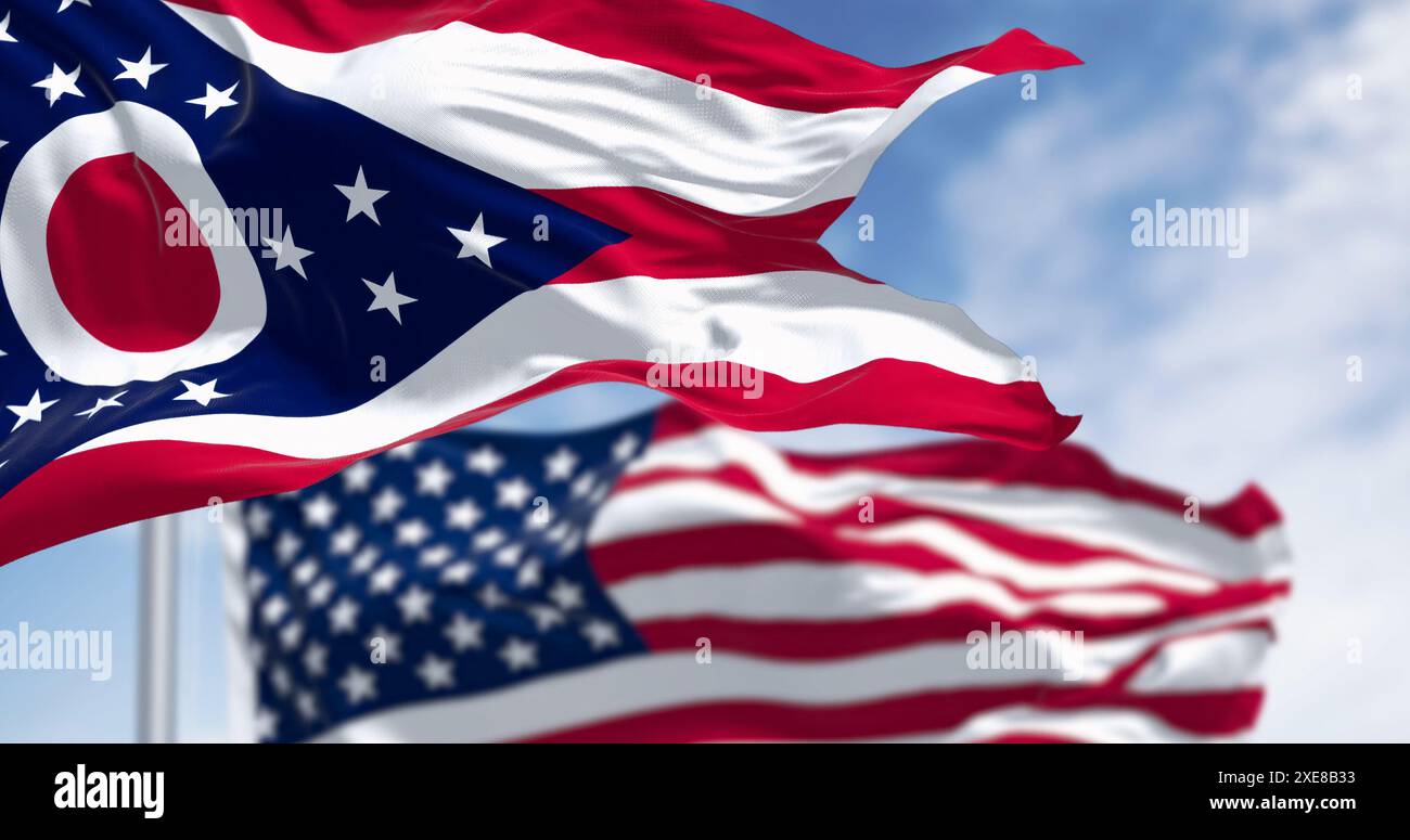 Die Staatsflagge von Ohio wackelt zusammen mit der Nationalflagge der USA Stockfoto